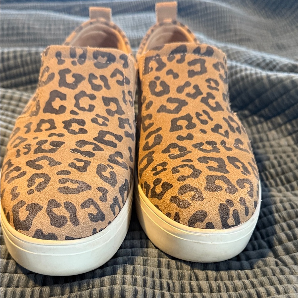 TOMS Leopard Print Slip-On Flats in Tan and Brown - Picture 3 of 5